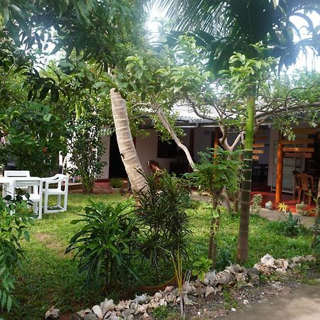 Vibushan Guest House Nilaveli Buitenkant foto